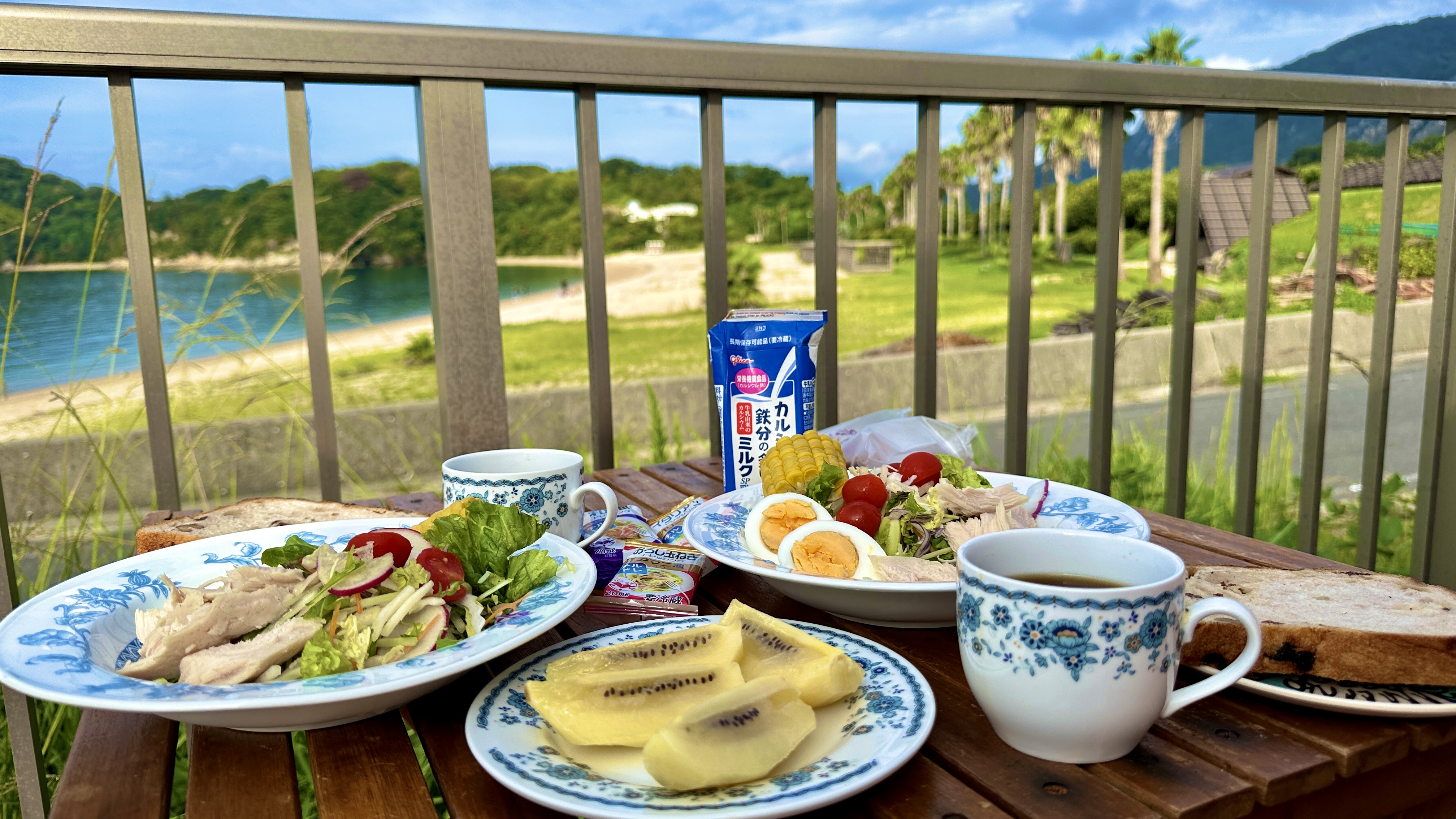 上蒲刈島ドームのテラスで朝食